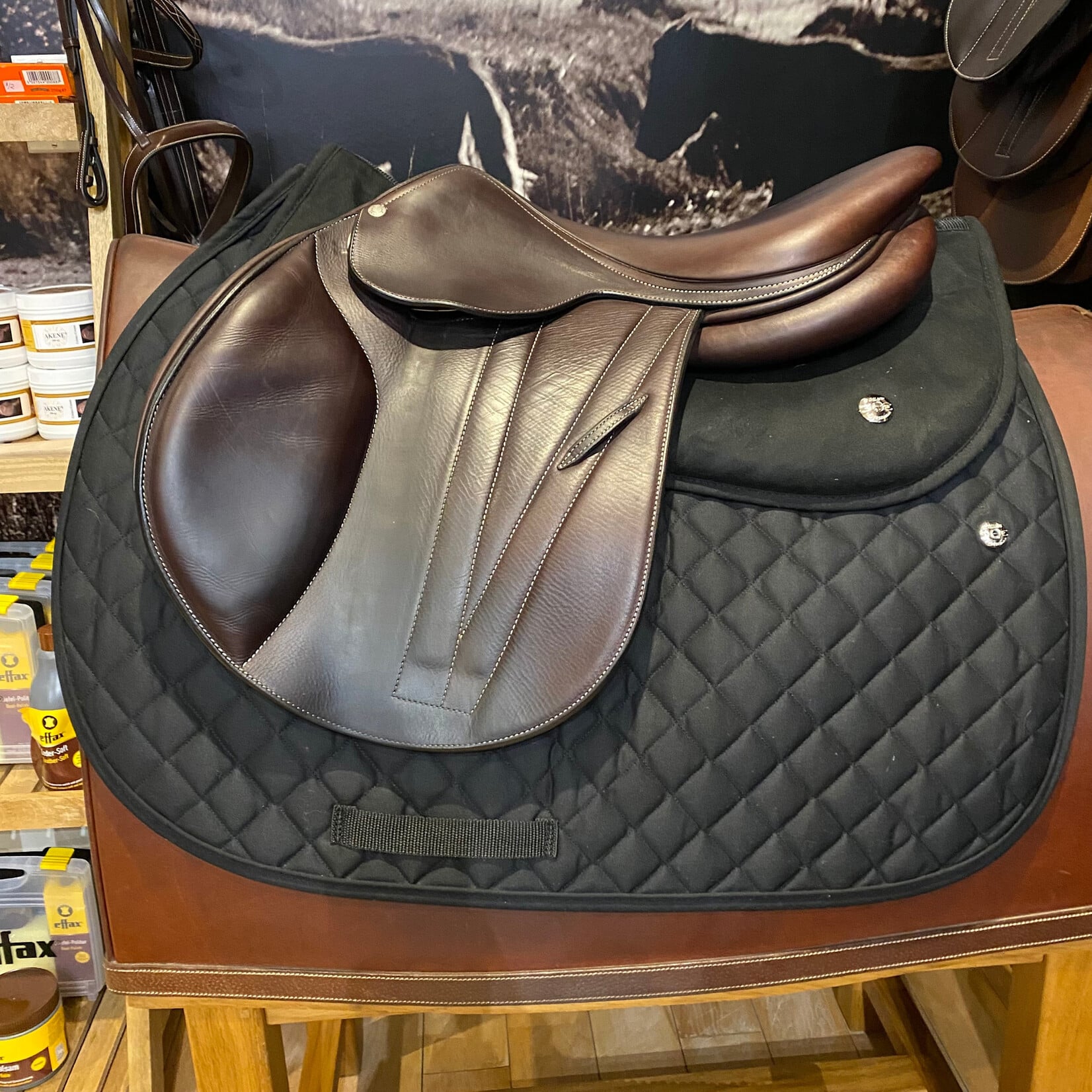 Butet #23 25579 Demo Butet Jumping Saddle Integrated Premium, P (Flat Seat) 2.25 Flap 17" Cachou WIDE TREE, KA+ D++ T FVIRG Panels includes Butet cover