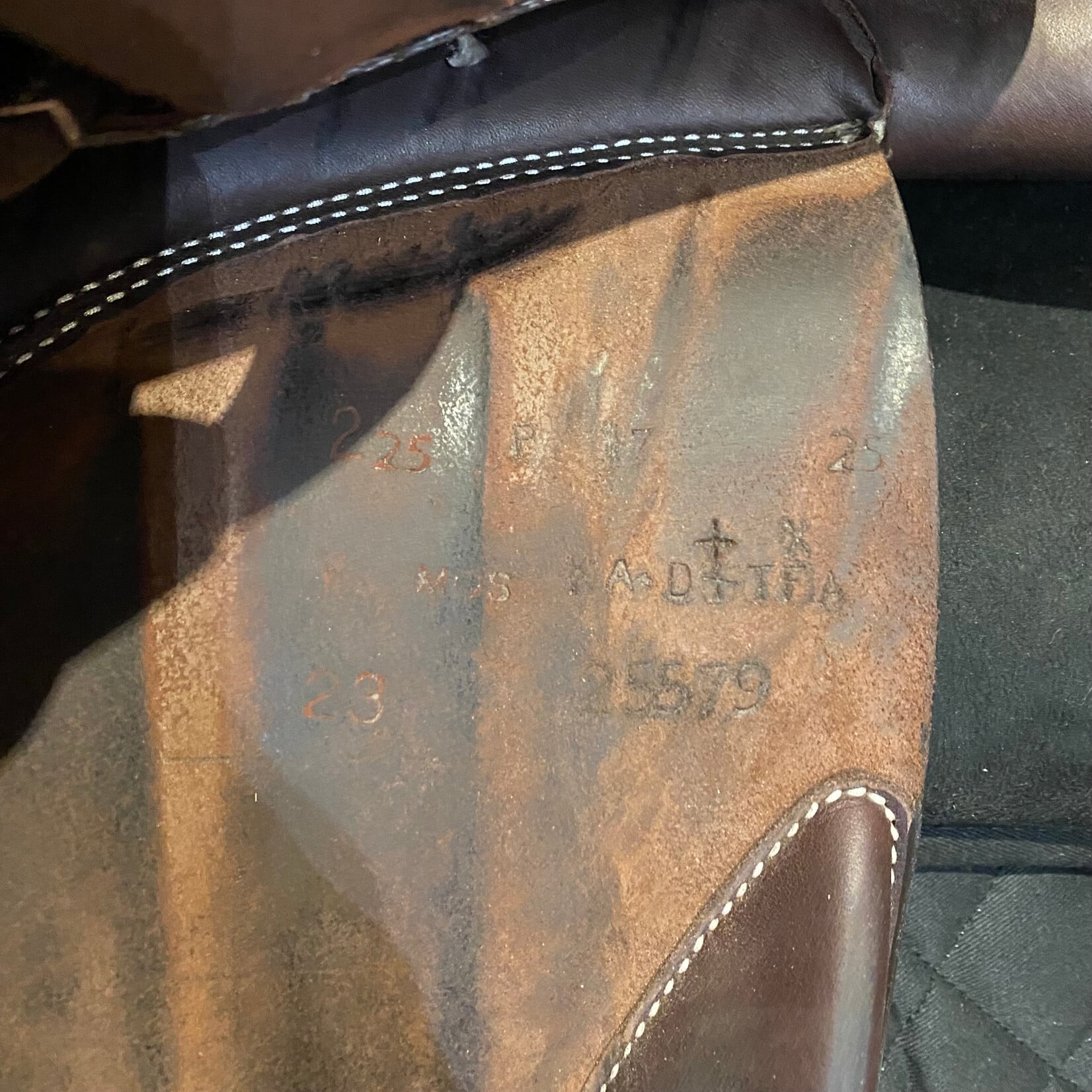 Butet #23 25579 Demo Butet Jumping Saddle Integrated Premium, P (Flat Seat) 2.25 Flap 17" Cachou WIDE TREE, KA+ D++ T FVIRG Panels includes Butet cover
