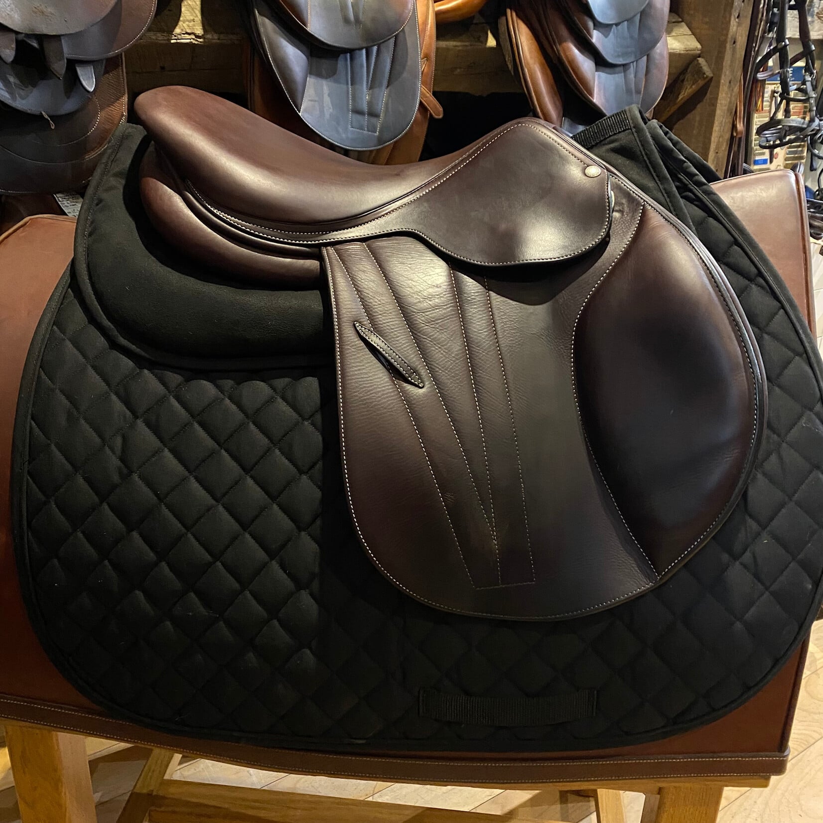 Butet #23 25579 Demo Butet Jumping Saddle Integrated Premium, P (Flat Seat) 2.25 Flap 17" Cachou WIDE TREE, KA+ D++ T FVIRG Panels includes Butet cover