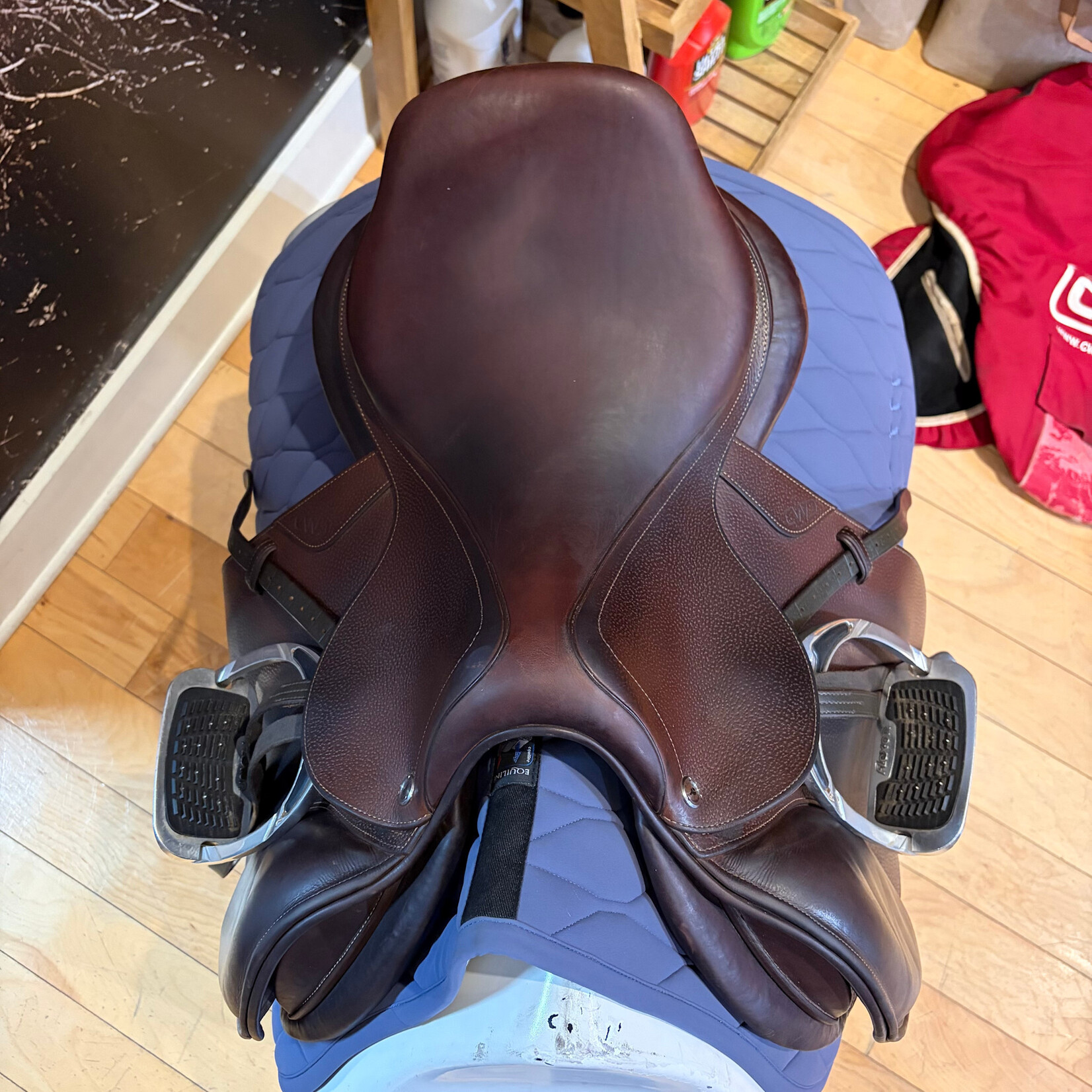CWD #21 90218 Consigned CWD SE02 17" TR Seat (Half Deep), 2C Flap, Medium Tree measuring 4" dot to dot, Includes CWD cover & Flexon Stirrups and 3/4" leathers