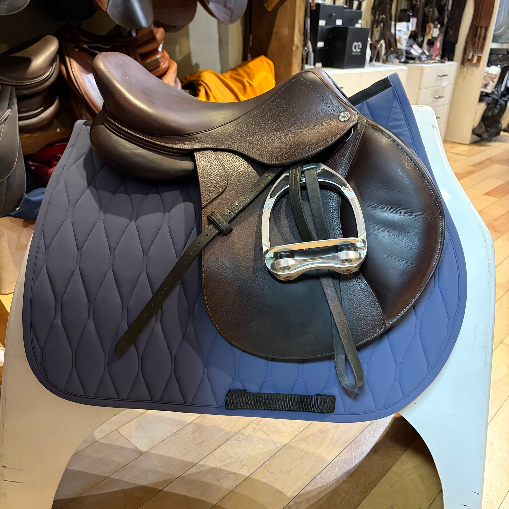 CWD #21 90218 Consigned CWD SE02 17" TR Seat (Half Deep), 2C Flap, Medium Tree measuring 4" dot to dot, Includes CWD cover & Flexon Stirrups and 3/4" leathers
