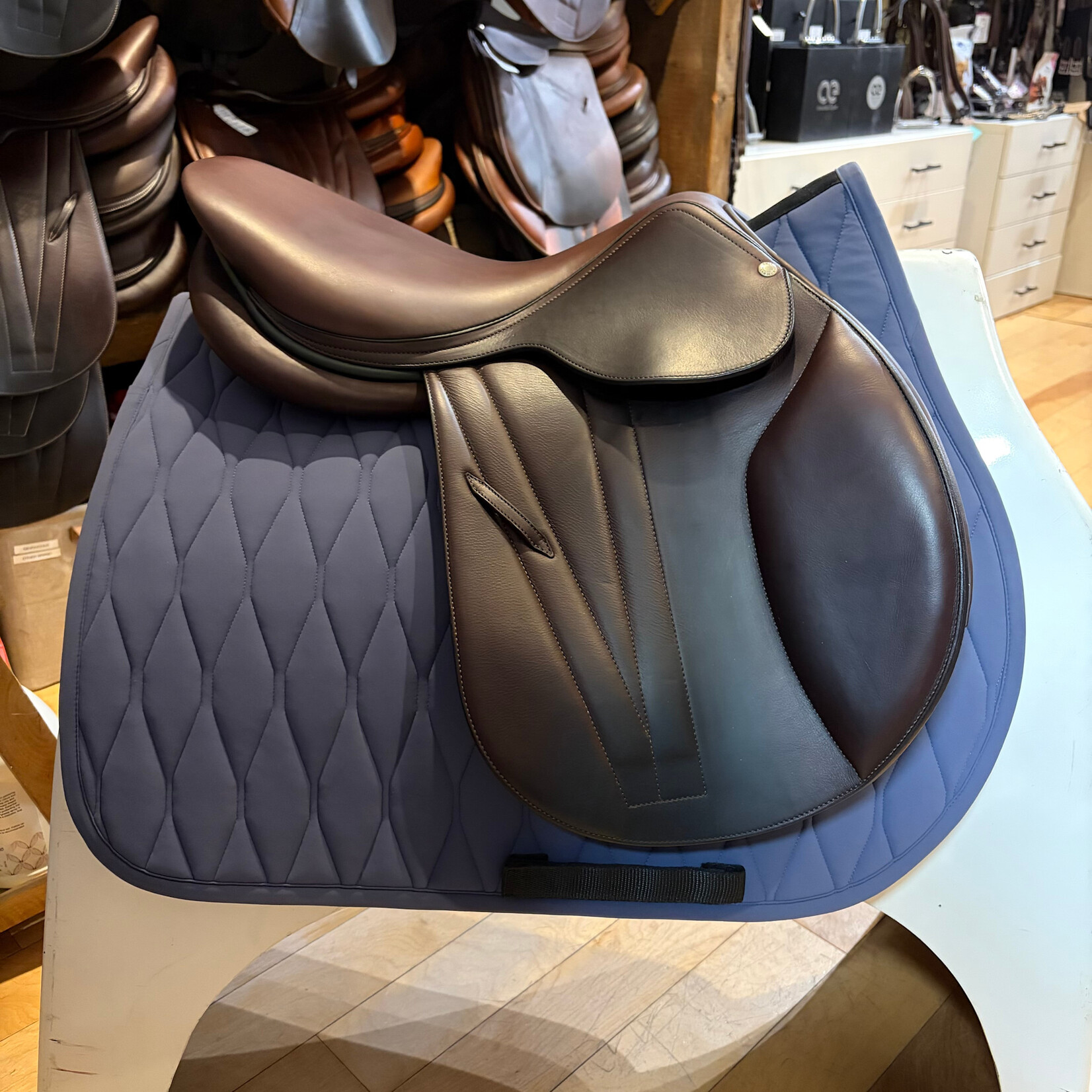 Butet #22 22015 Demo Butet Jumping Saddle Integrated Premium, L (Half-Deep Seat) 2 Flap, 17.5", Cachou w/ Hunter Green Pipe & Seat Stream, WIDE, D+ F A E- Panels, includes Butet cover - LIKE NEW