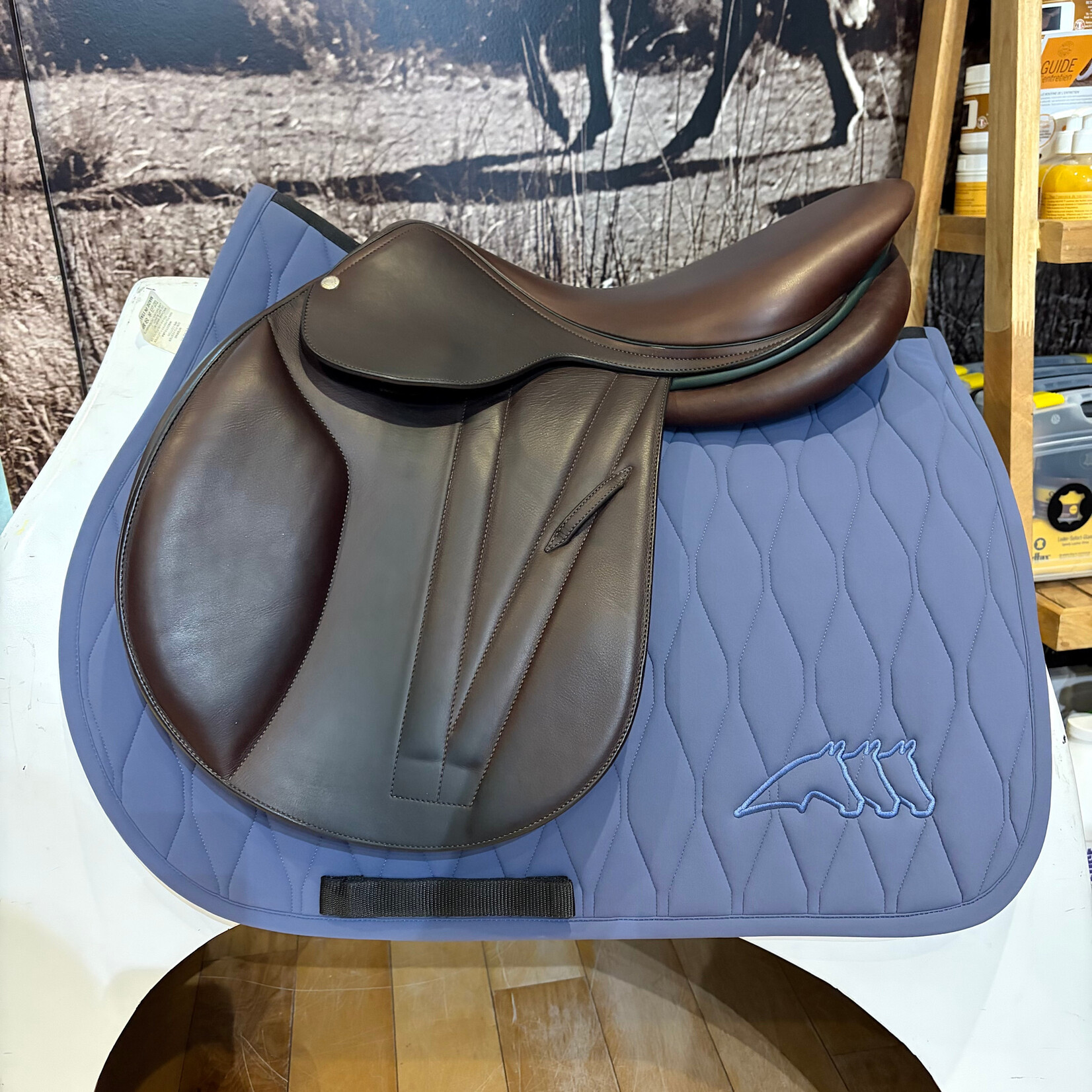 Butet #22 22015 Demo Butet Jumping Saddle Integrated Premium, L (Half-Deep Seat) 2 Flap, 17.5", Cachou w/ Hunter Green Pipe & Seat Stream, WIDE, D+ F A E- Panels, includes Butet cover - LIKE NEW