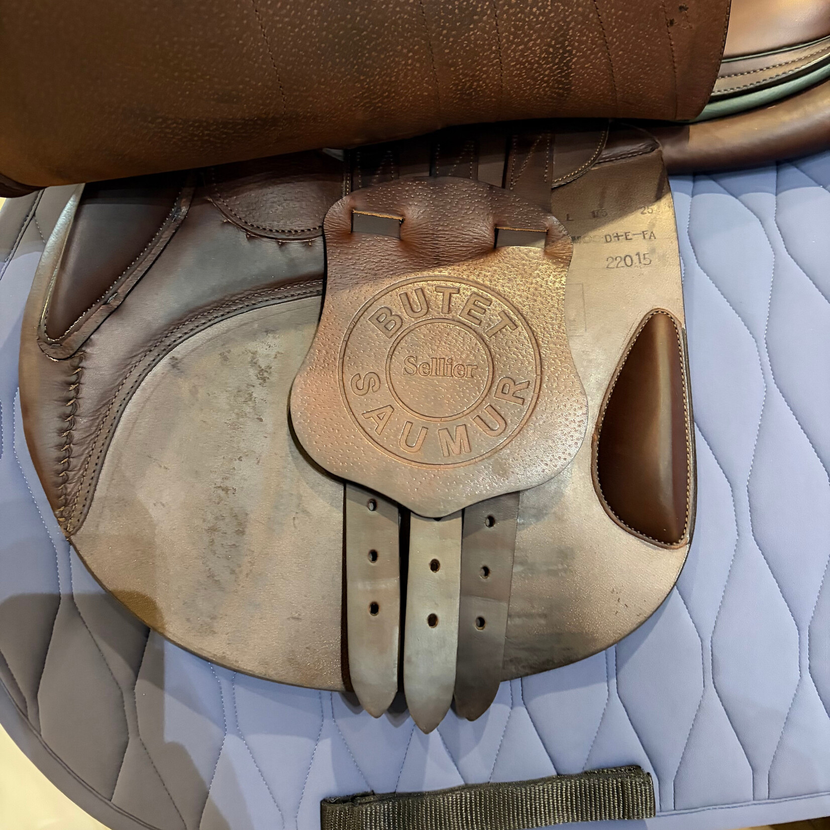 Butet #22 22015 Demo Butet Jumping Saddle Integrated Premium, L (Half-Deep Seat) 2 Flap, 17.5", Cachou w/ Hunter Green Pipe & Seat Stream, WIDE, D+ F A E- Panels, includes Butet cover - LIKE NEW