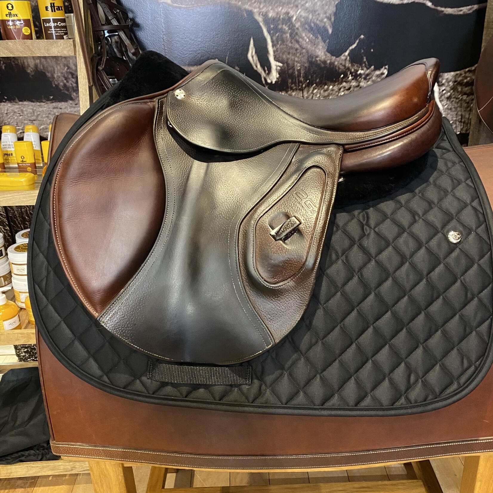 #17 58190 Consigned CWD 2Gs Hunter Jumping saddle TR (half deep) 17.5" seat with 3C flap,  4.5” between buttons, carbon fiber elements, includes cover