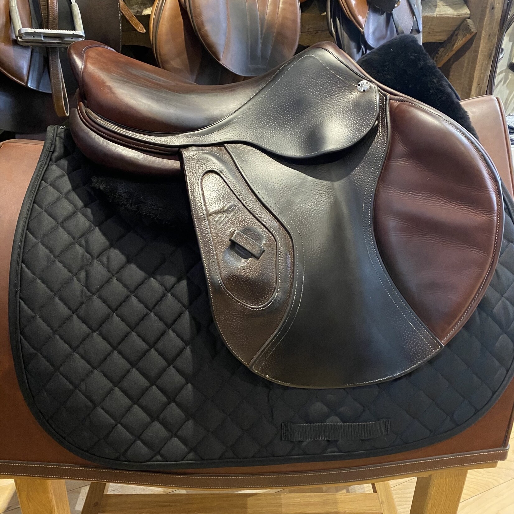 #17 58190 Consigned CWD 2Gs Hunter Jumping saddle TR (half deep) 17.5" seat with 3C flap,  4.5” between buttons, carbon fiber elements, includes cover