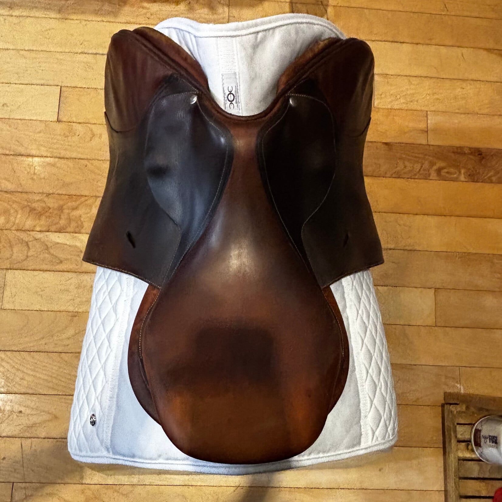 Butet #17 661 Consigned Butet Jumping Saddle Grained, Standard Non-Integrated Panels, 18" P (Flat), 3.25 Flap, 25 seat width, 2 Standard Rear Blocks, Gold, No Cover