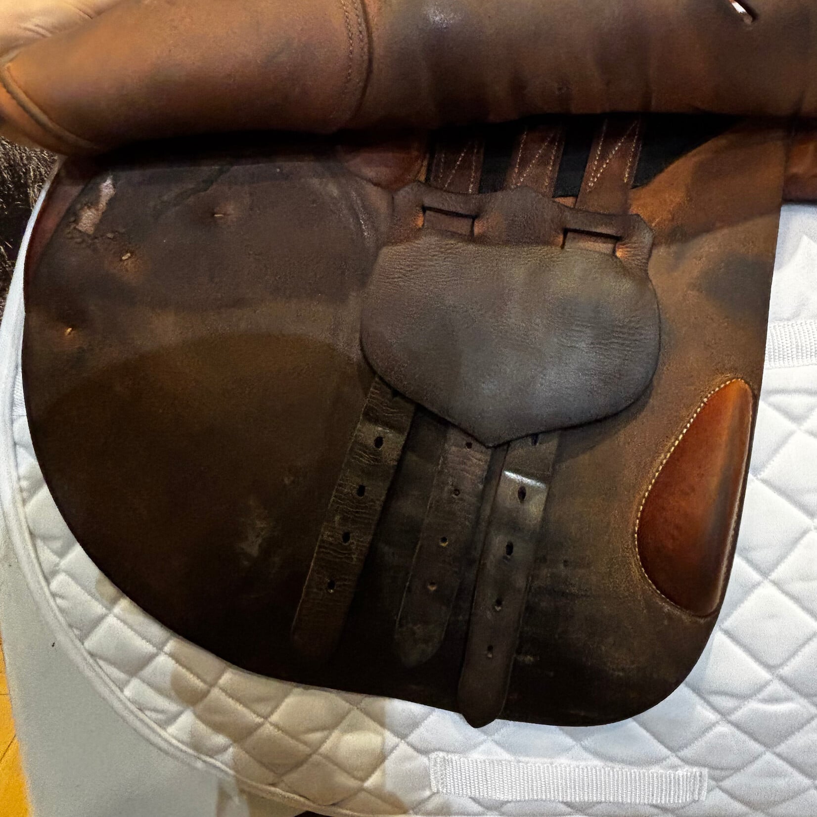 Butet #17 661 Consigned Butet Jumping Saddle Grained, Standard Non-Integrated Panels, 18" P (Flat), 3.25 Flap, 25 seat width, 2 Standard Rear Blocks, Gold, No Cover