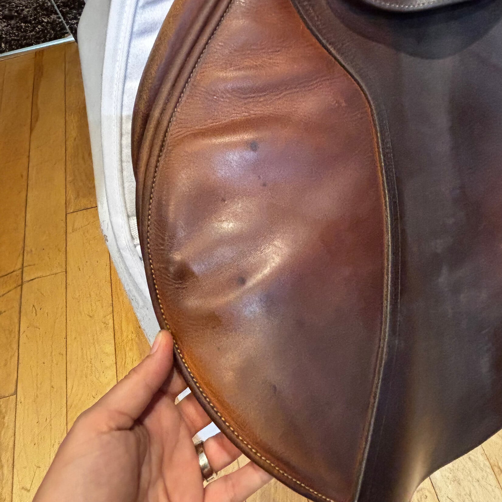 Butet #17 661 Consigned Butet Jumping Saddle Grained, Standard Non-Integrated Panels, 18" P (Flat), 3.25 Flap, 25 seat width, 2 Standard Rear Blocks, Gold, No Cover