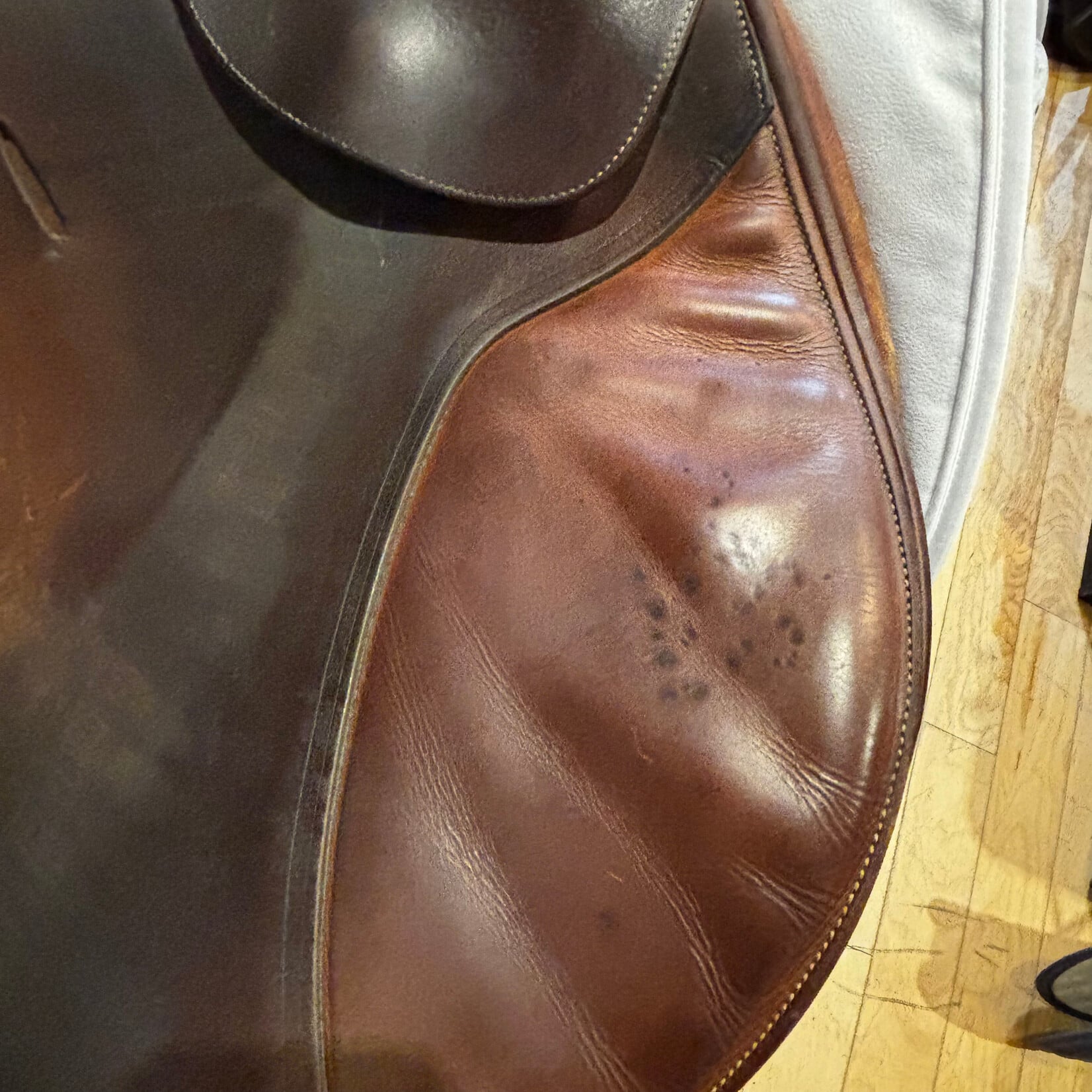 Butet #17 661 Consigned Butet Jumping Saddle Grained, Standard Non-Integrated Panels, 18" P (Flat), 3.25 Flap, 25 seat width, 2 Standard Rear Blocks, Gold, No Cover