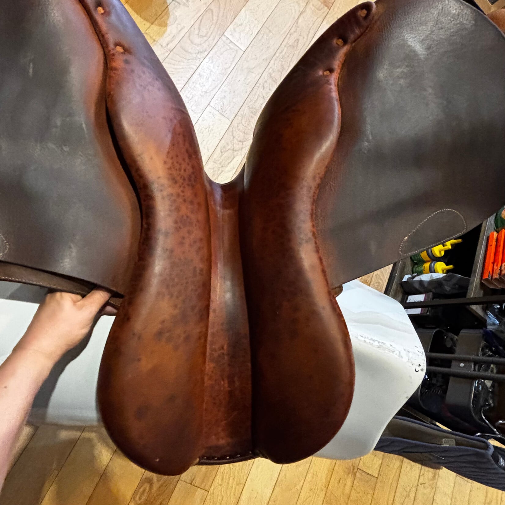 Butet #17 661 Consigned Butet Jumping Saddle Grained, Standard Non-Integrated Panels, 18" P (Flat), 3.25 Flap, 25 seat width, 2 Standard Rear Blocks, Gold, No Cover