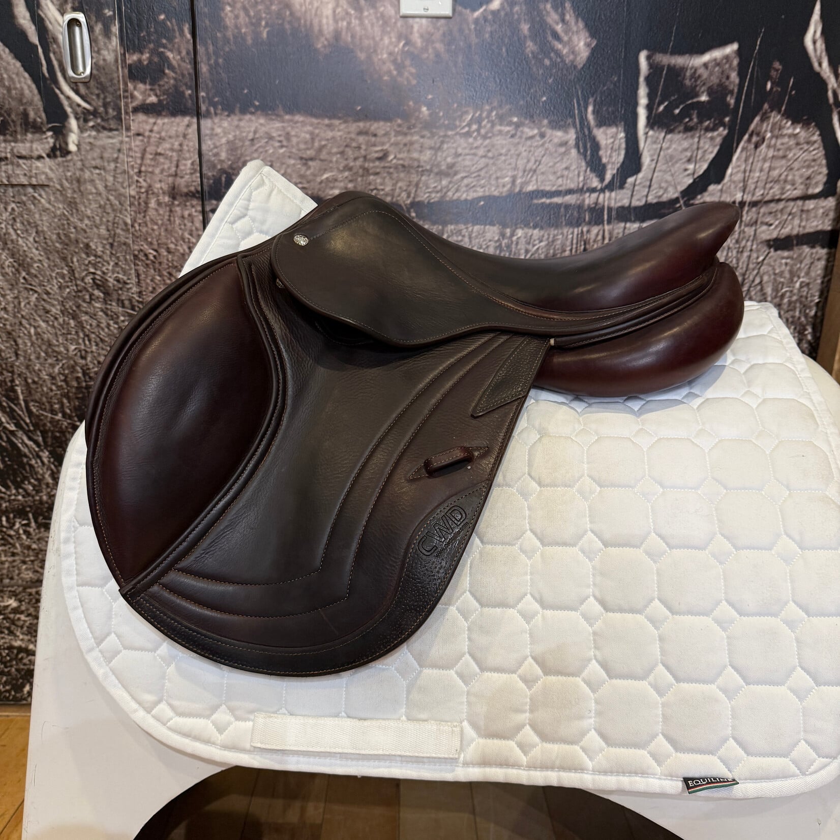 CWD #12 19468 Consigned CWD Jumping, 16.5”, SE01 TC (flat seat) with 1L (short/long) Flap, 4 blocks, regular tree, PA (less fill), RT (cut back at wither), Full Calf Covered Flaps, includes CWD cover