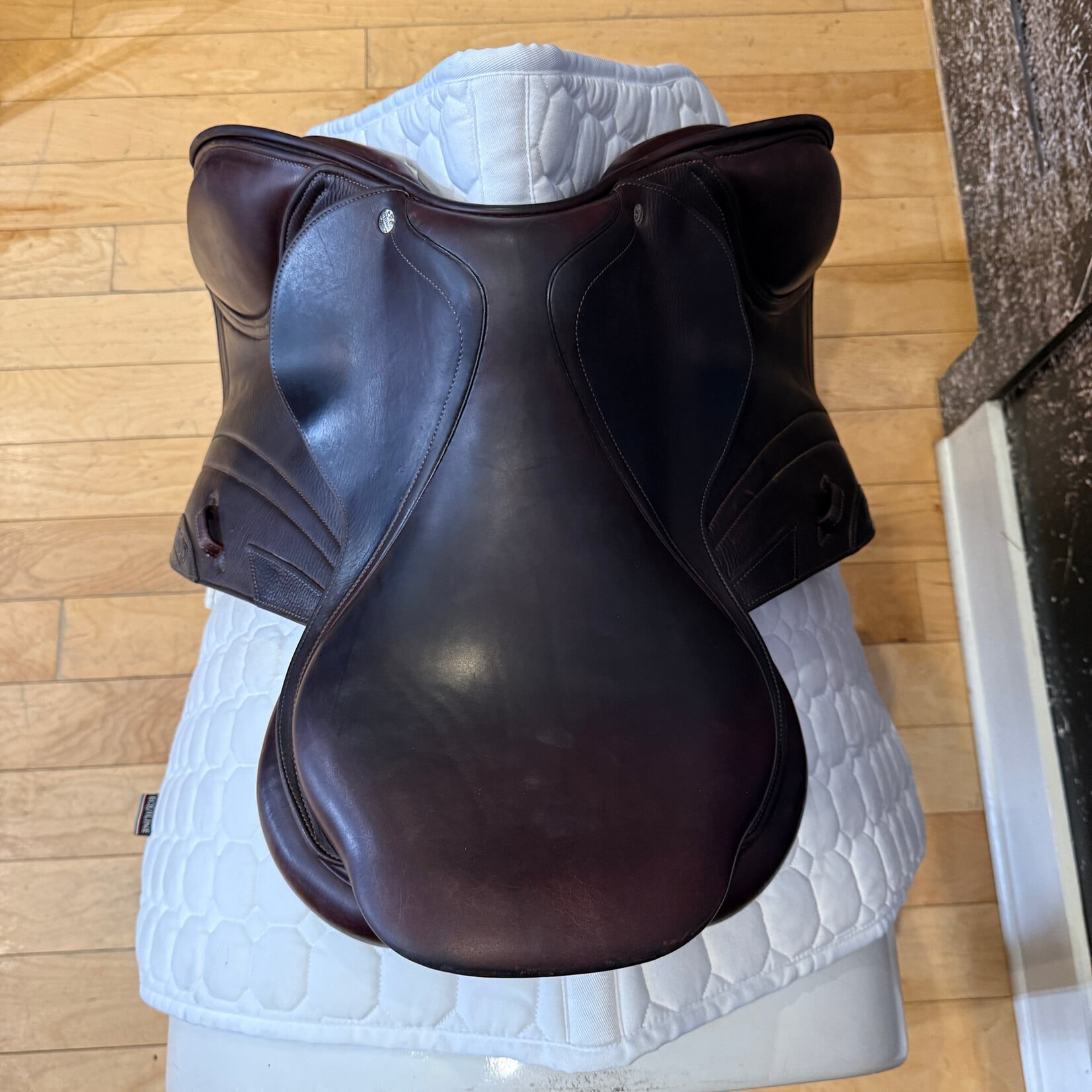 CWD #12 19468 Consigned CWD Jumping, 16.5”, SE01 TC (flat seat) with 1L (short/long) Flap, 4 blocks, regular tree, PA (less fill), RT (cut back at wither), Full Calf Covered Flaps, includes CWD cover