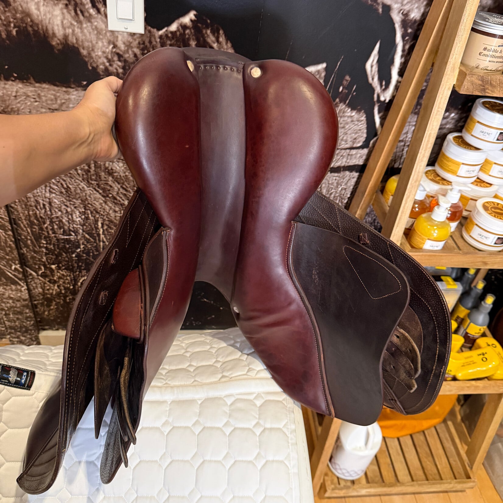 CWD #12 19468 Consigned CWD Jumping, 16.5”, SE01 TC (flat seat) with 1L (short/long) Flap, 4 blocks, regular tree, PA (less fill), RT (cut back at wither), Full Calf Covered Flaps, includes CWD cover