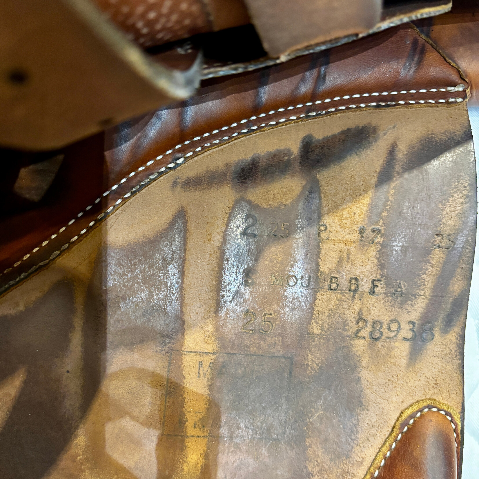 Butet #25 28938 Consigned Butet Jumping Saddle Integrated Premium, 17” P (Flat) seat, 25 cm seat width, 2.25 flap, STD Tree, BBFA MOU Foam Panels, Gold