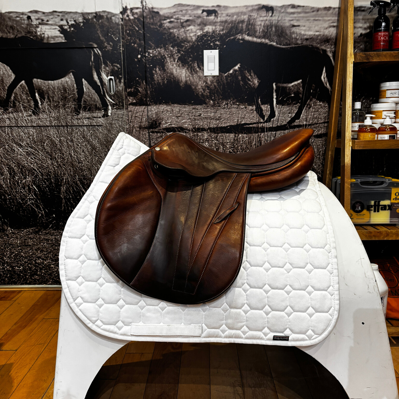 Butet #25 28938 Consigned Butet Jumping Saddle Integrated Premium, 17” P (Flat) seat, 25 cm seat width, 2.25 flap, STD Tree, BBFA MOU Foam Panels, Gold