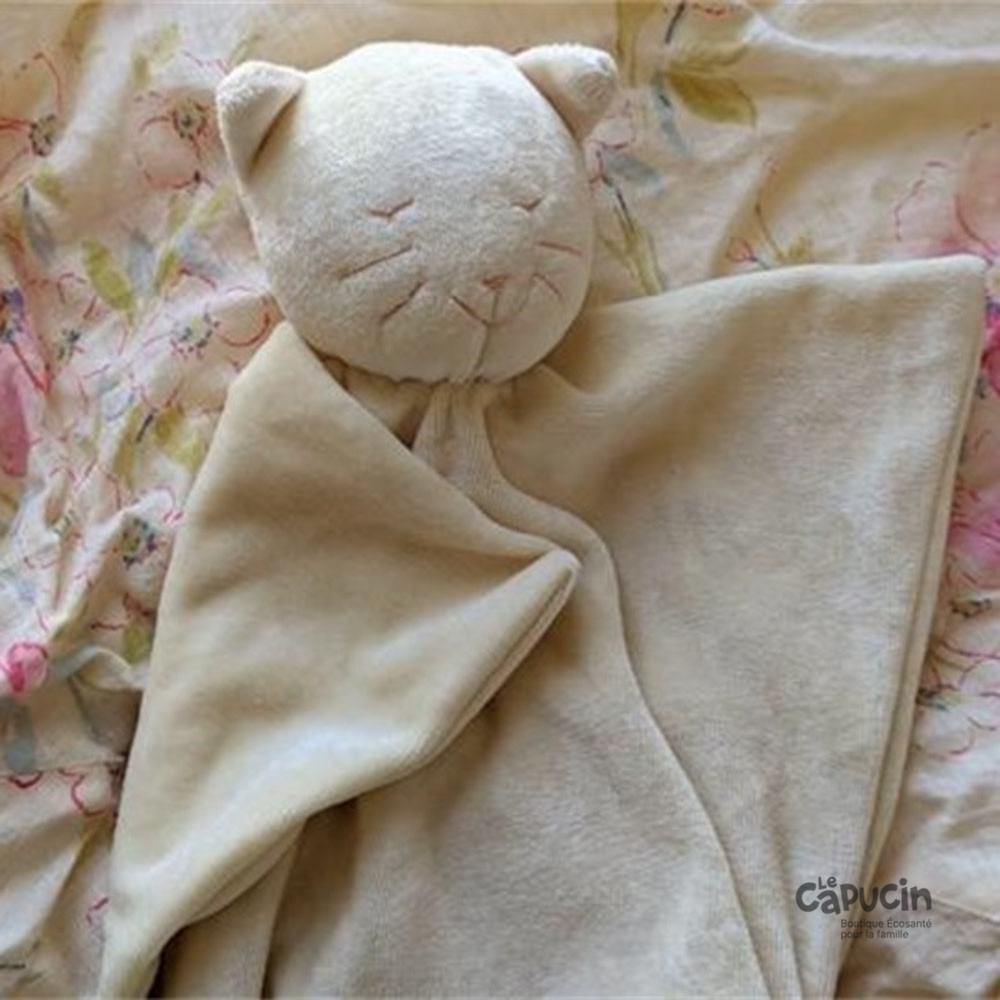 Peluche bébé chat roux avec une couverture