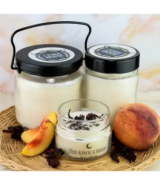 L'attrape Luciole Candle - L'Ensorcelée - White peaches and hibiscus - by L'Attrape Luciole 500 ml