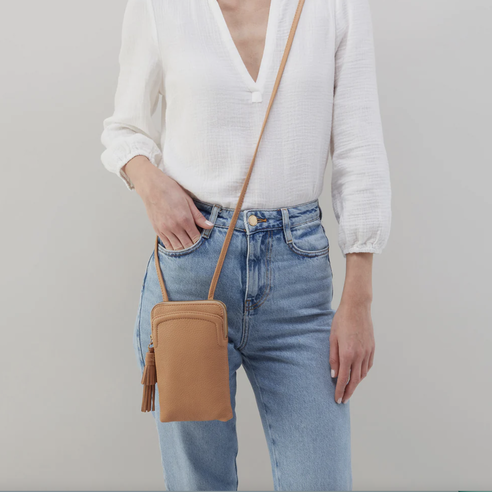 HOBO HOBO - Nila Phone Crossbody Sandstorm Pebbled Leather