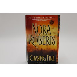 Mass Market Paperback Roberts, Nora: Chasing Fire