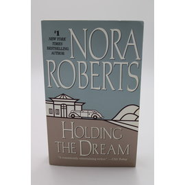 Mass Market Paperback Roberts, Nora: Holding the Dream (Dream Trilogy, #2)