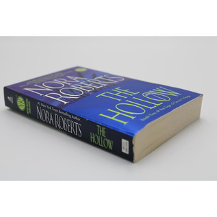 Mass Market Paperback Roberts, Nora: The Hollow (Sign of Seven, #2)