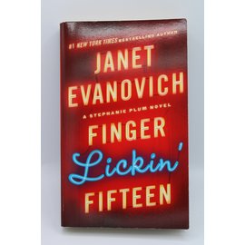 Mass Market Paperback Evanovich, Janet: Finger Lickin' Fifteen (Stephanie Plum, #15)