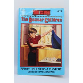 Paperback Warner, Gertrude Chandler: Benny Uncovers A Mystery (The Boxcar Children, #19)