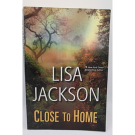 Trade Paperback Jackson, Lisa: Close to Home