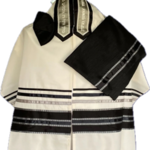 100% Fine White Wool w/ Black and Silver (950)