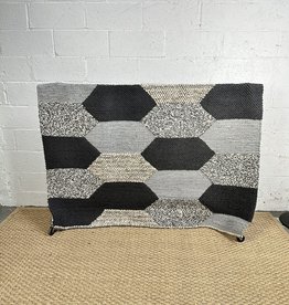KOLLUND Handmade Gray & Black Flat-Woven Area Rug