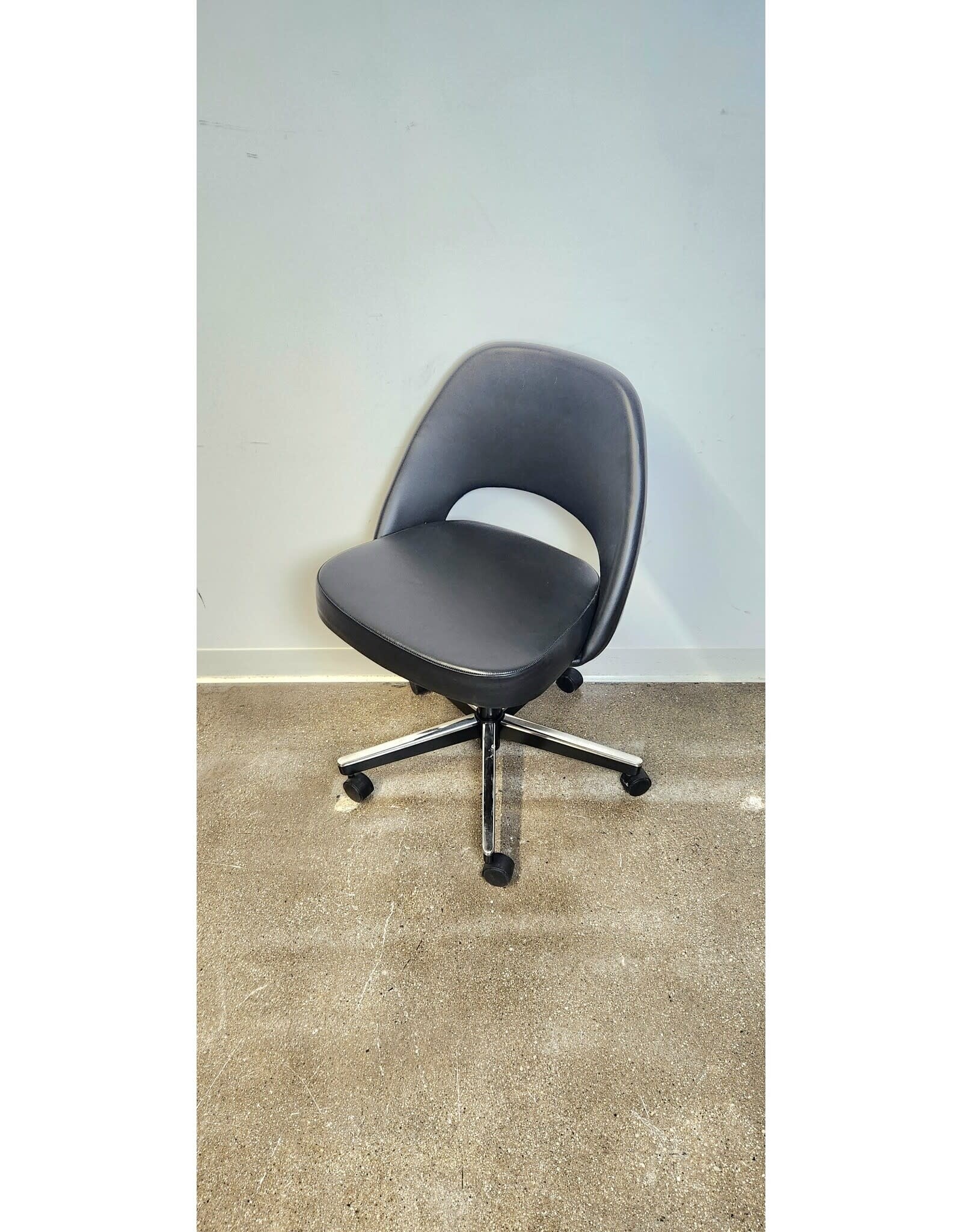KNOLL Black Leather Upholstered Saarinen Executive Rolling Office Chair by Knoll in Queens