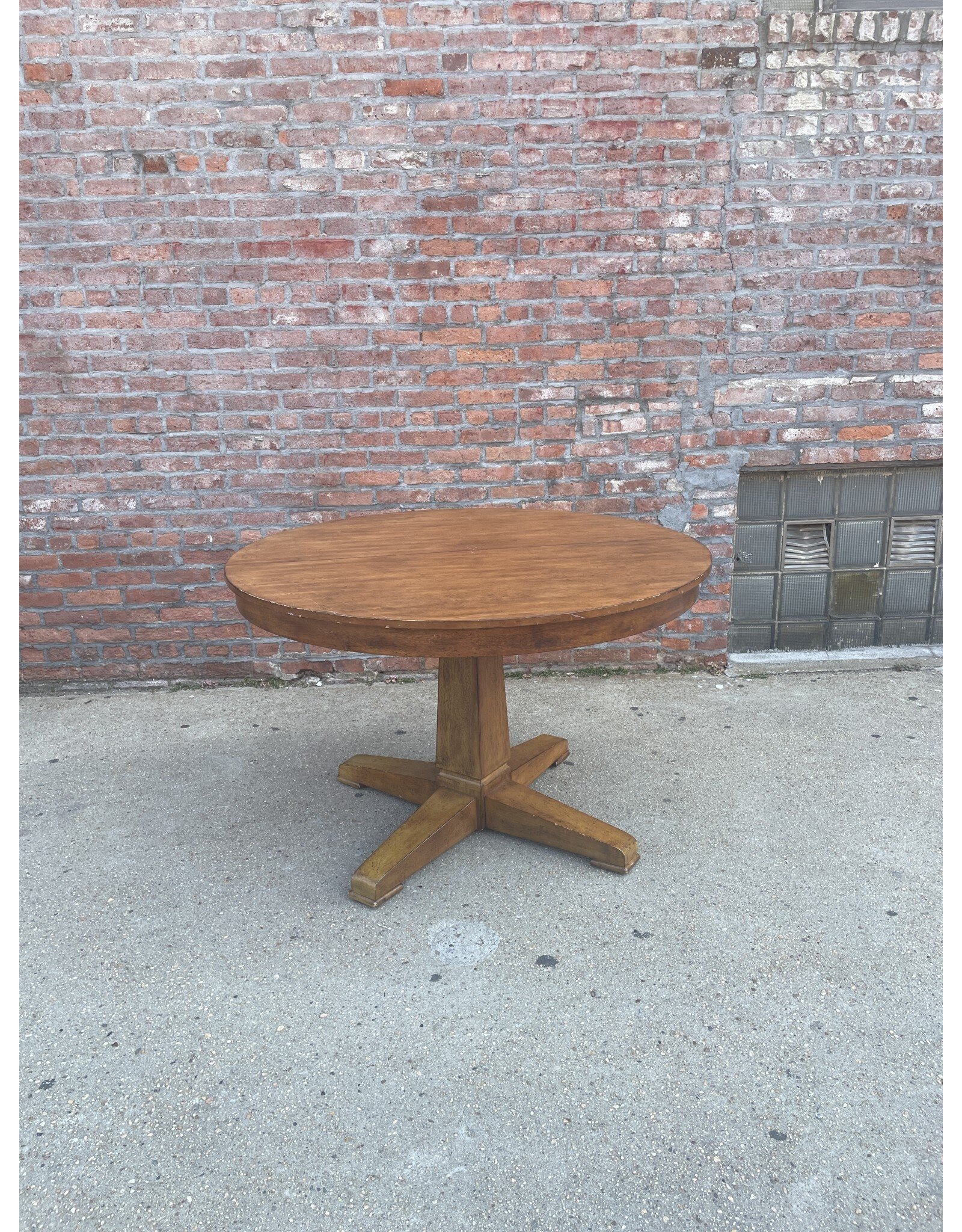 *Ethan Allen Extendable Dining Table