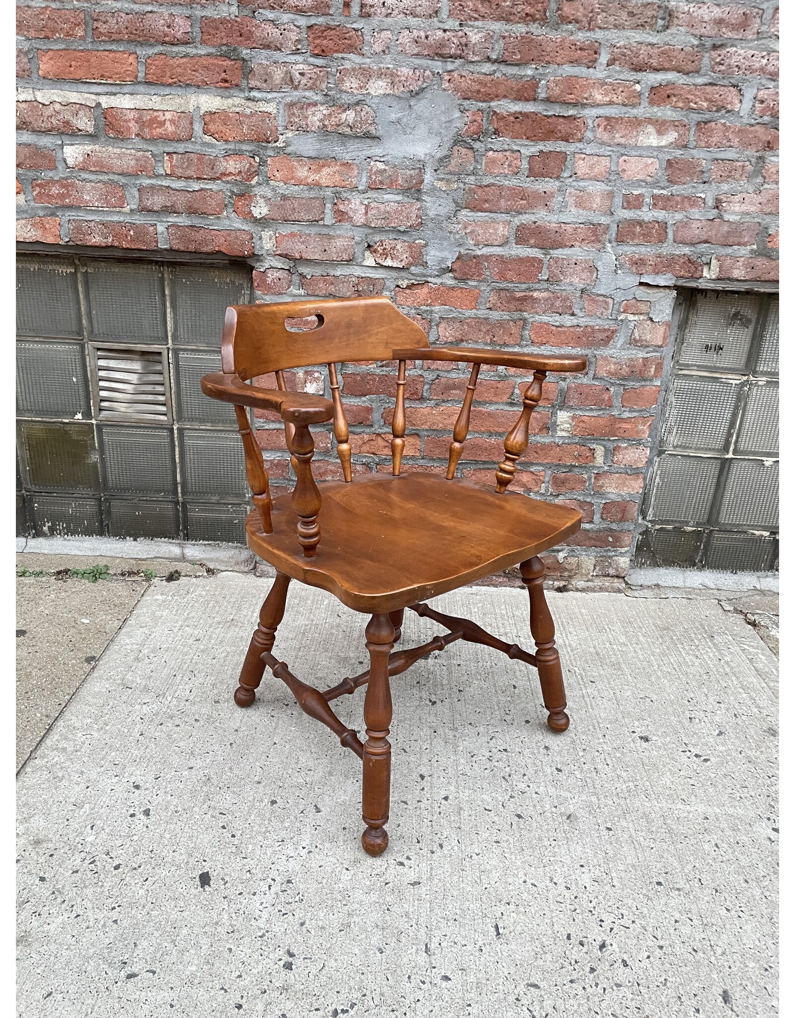 Ethan Allen Heirloom Nutmeg Maple Lowback Windsor Chair