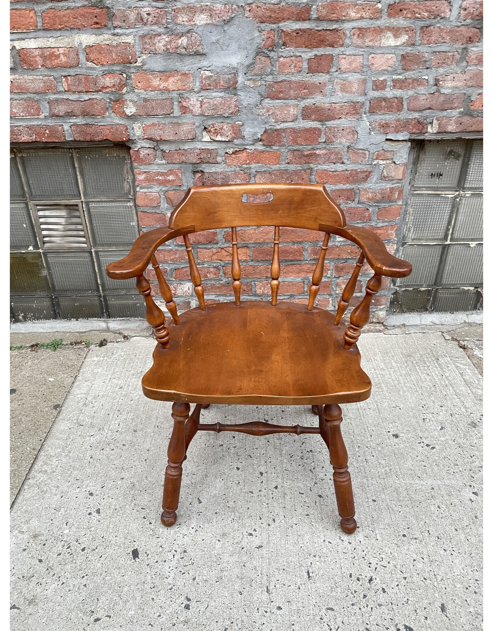 Ethan Allen Heirloom Nutmeg Maple Lowback Windsor Chair