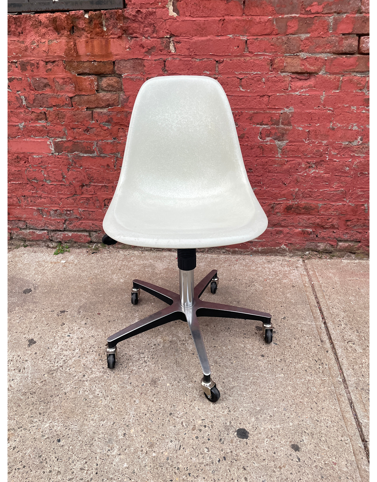 Modernica Case Study Furniture Side Shell Rolling - Natural