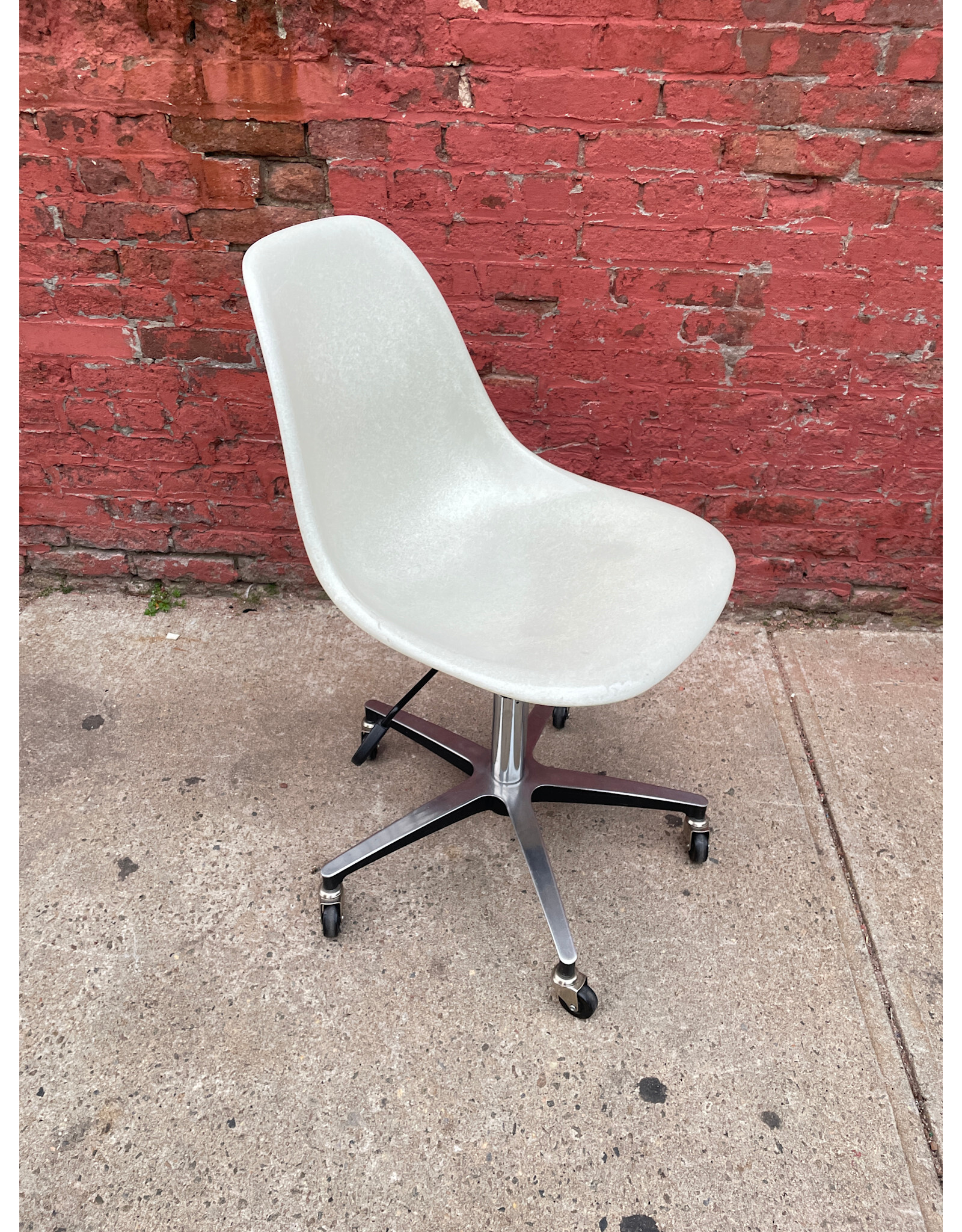 Modernica Case Study Furniture Side Shell Rolling - Natural