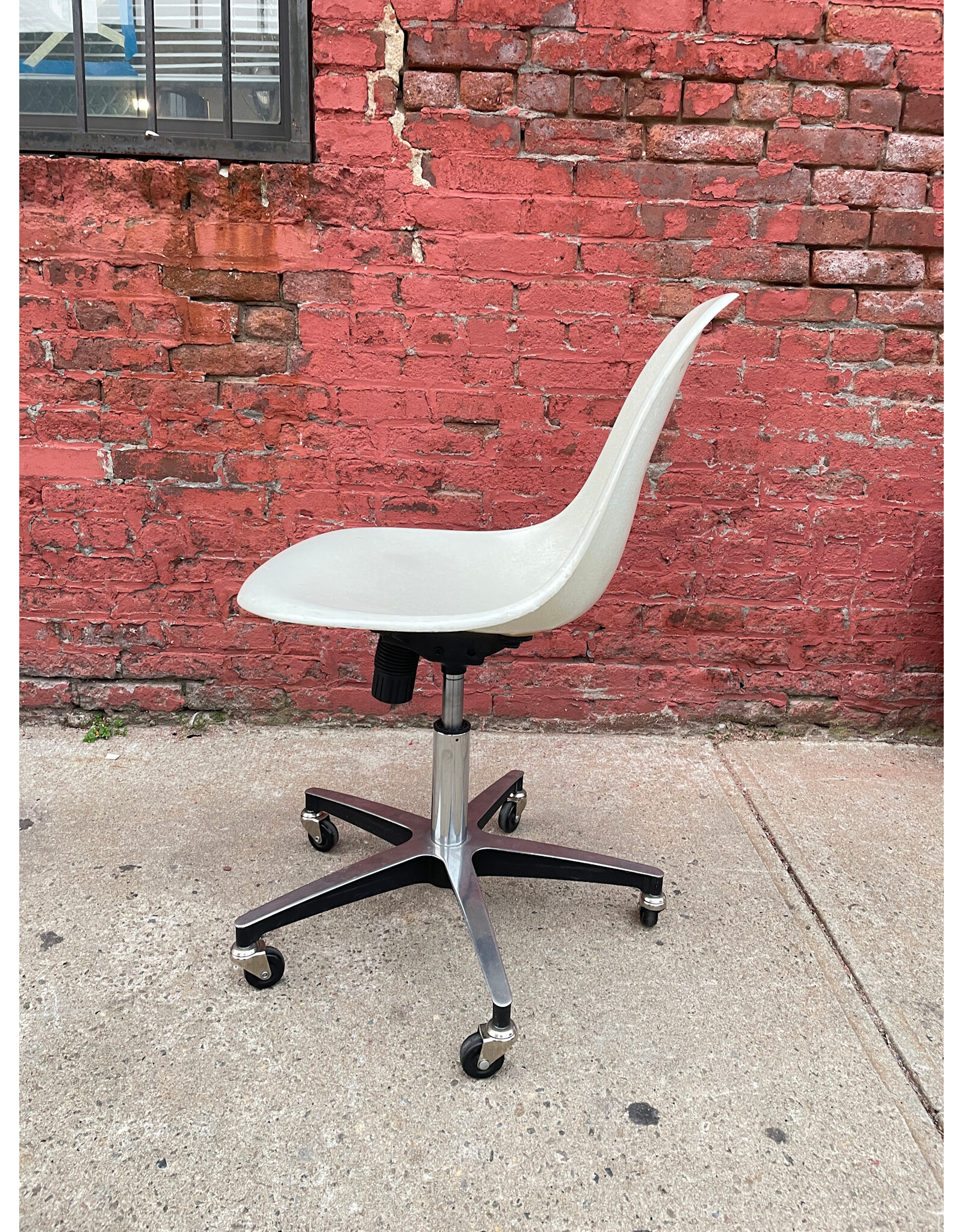 Modernica Case Study Furniture Side Shell Rolling - Natural