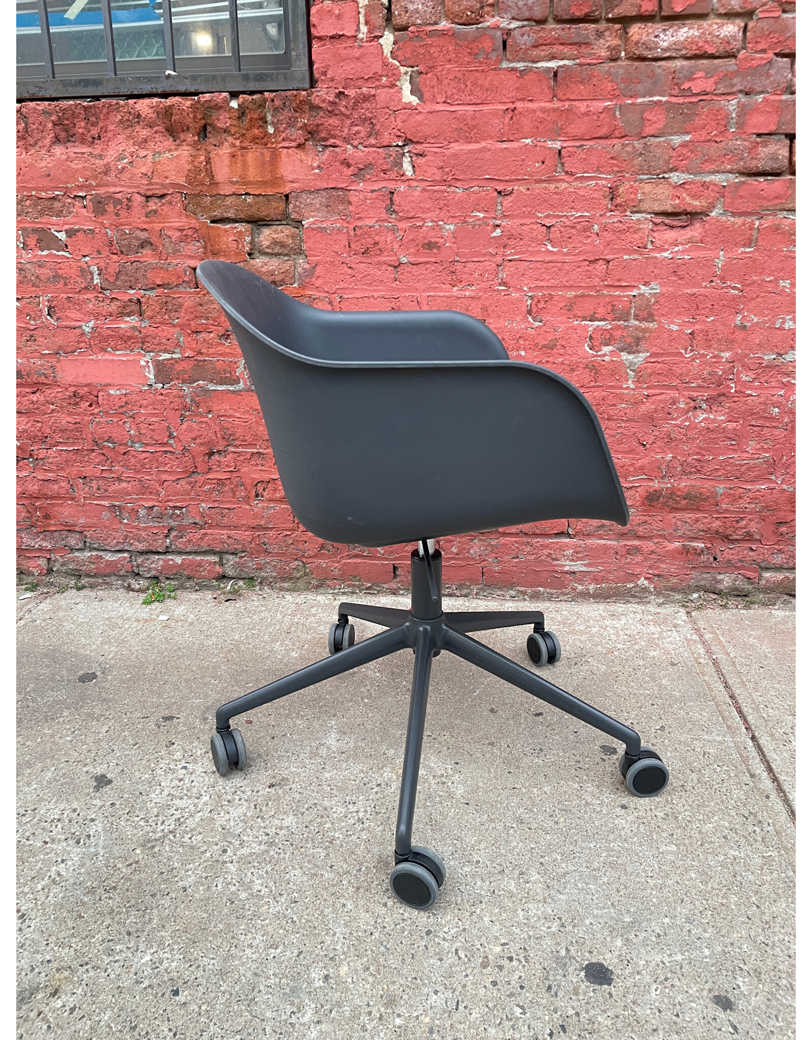 Muuto Fiber Armchair Swivel Base - Dark grey