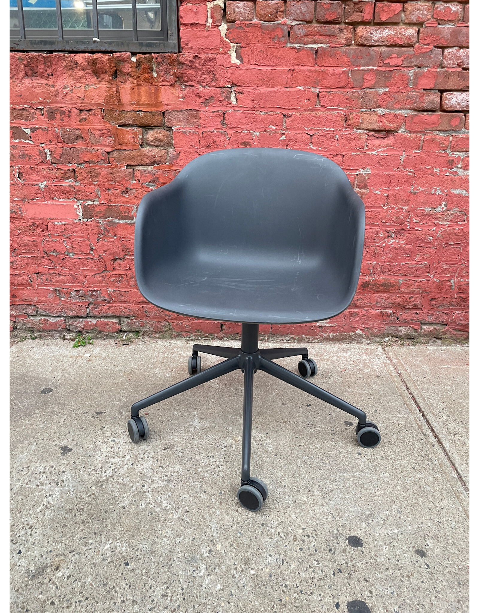 Muuto Fiber Armchair Swivel Base - Dark grey