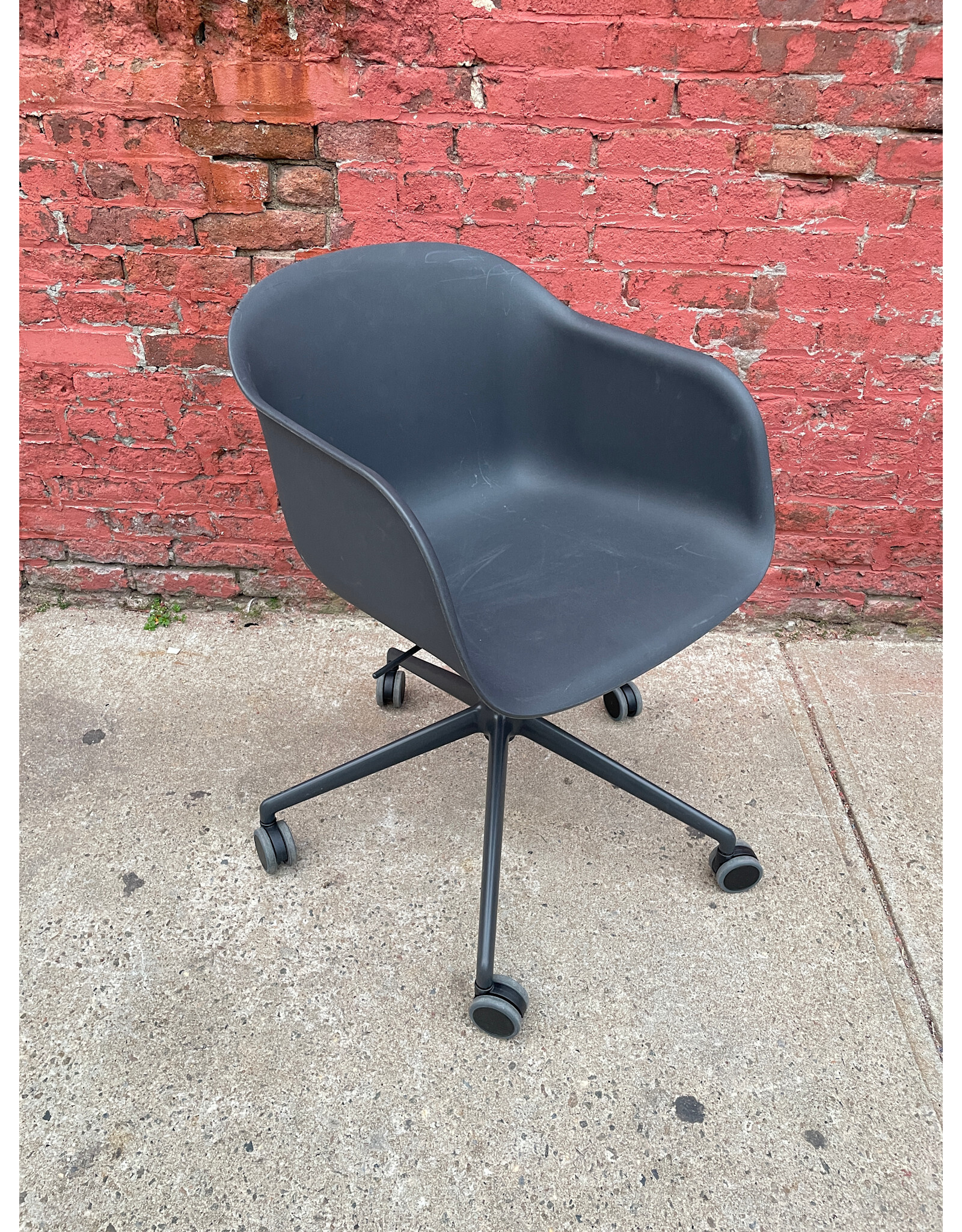 Muuto Fiber Armchair Swivel Base - Dark grey