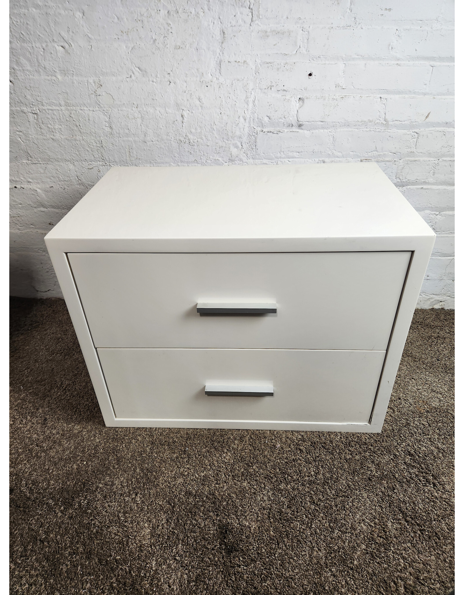 White 2-drawer Nightstand