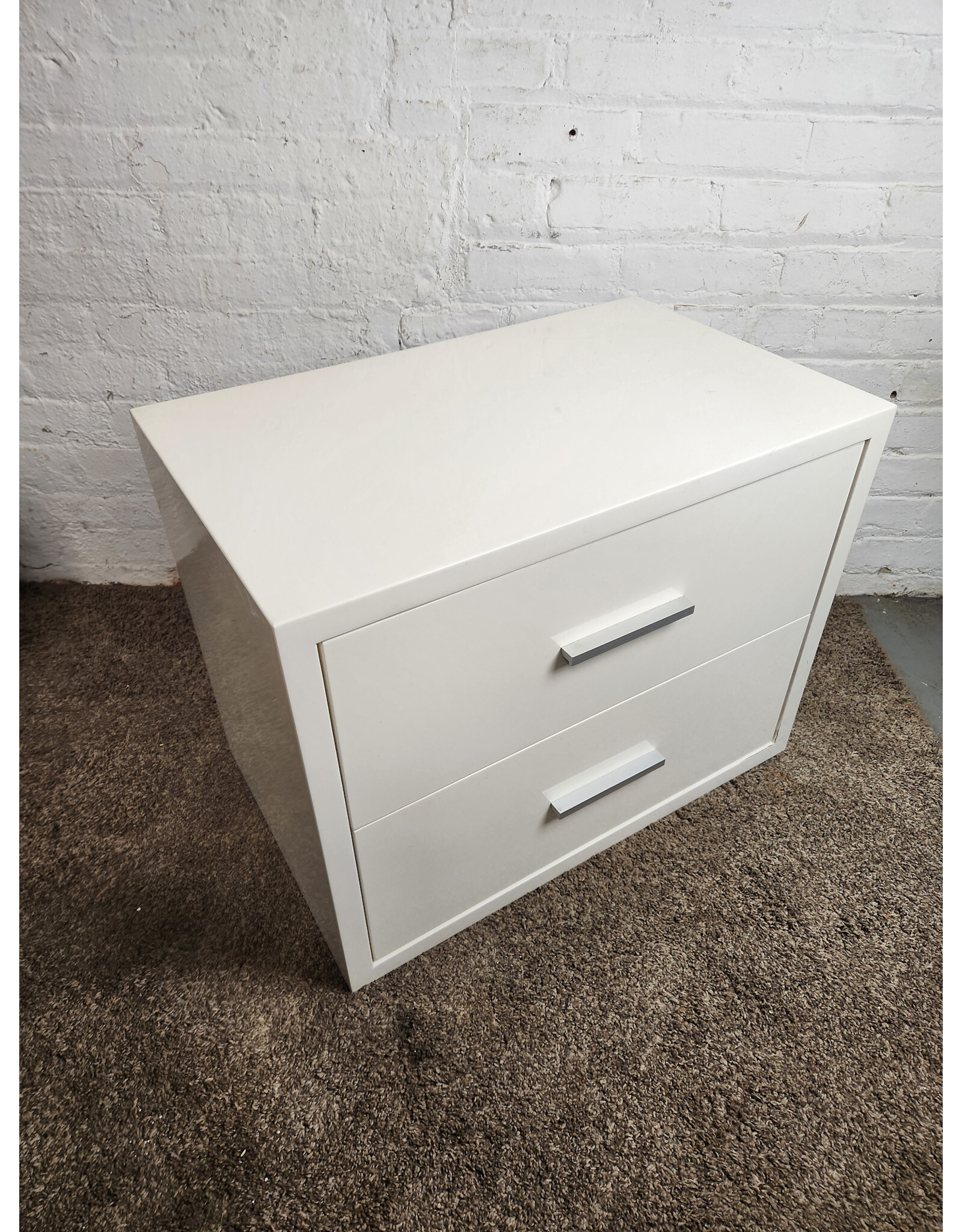 White 2-drawer Nightstand