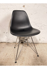 Herman Miller Eames Molded Plastic Side Chair by Herman Miller