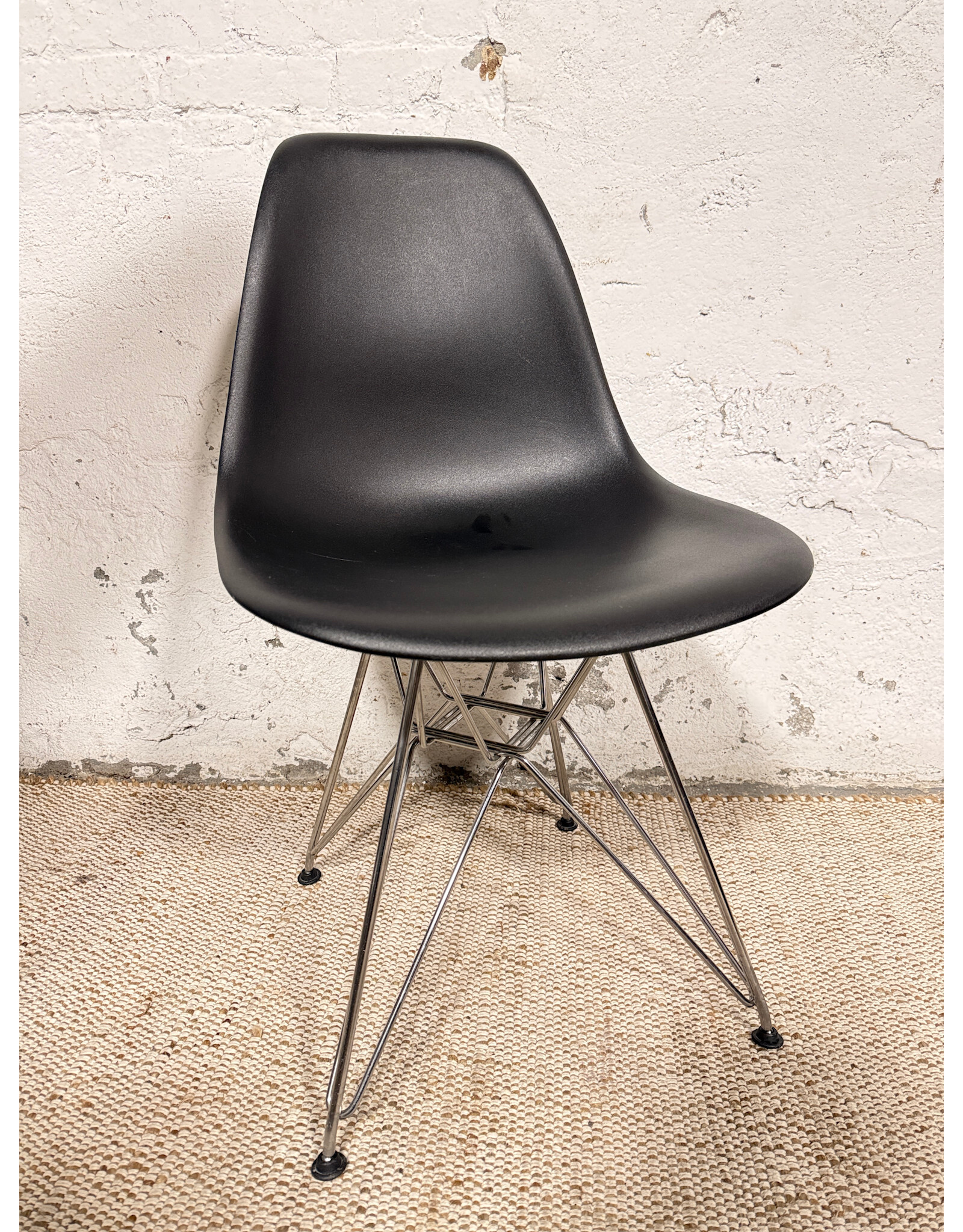 Herman Miller Eames Molded Plastic Side Chair by Herman Miller