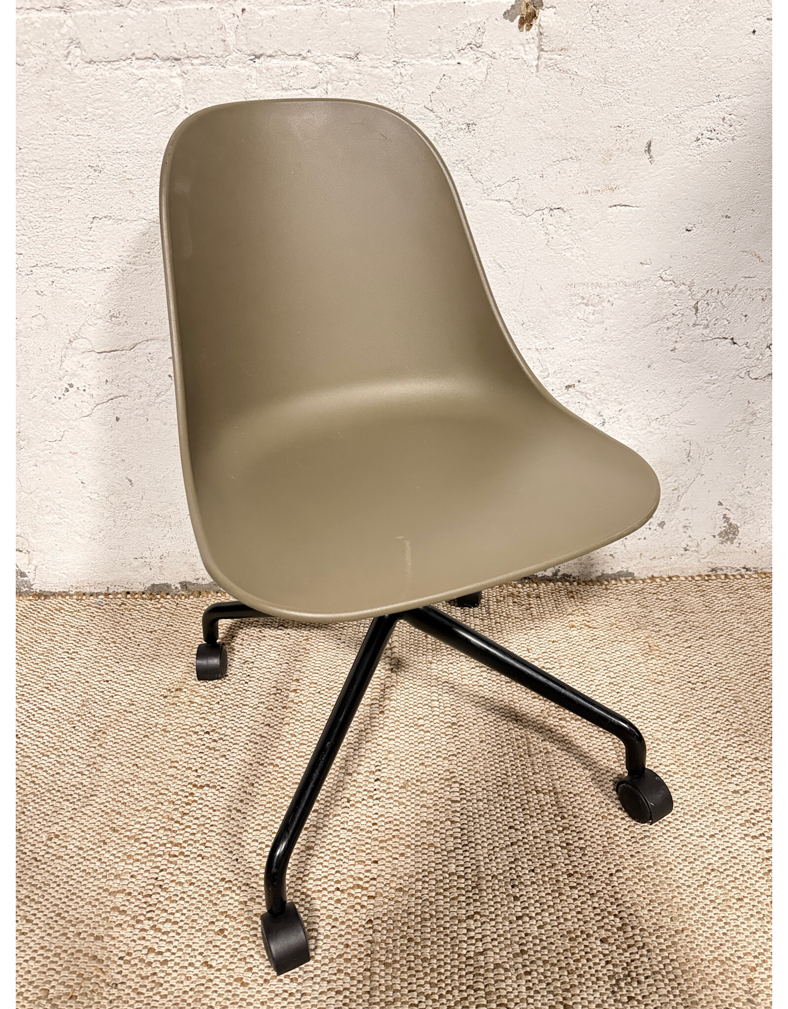 Menu Olive Rolling Side Dining Chair