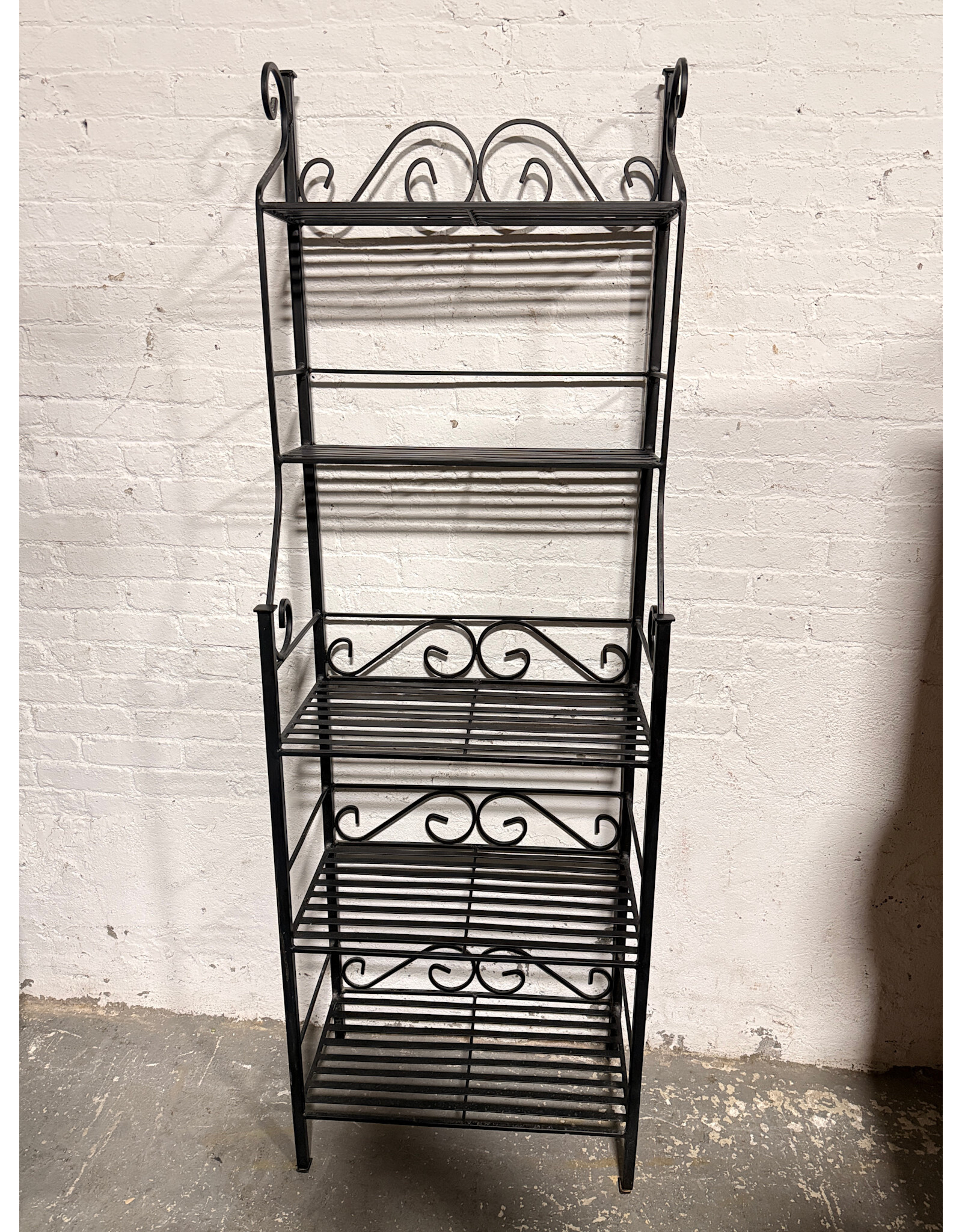 Traditional Style Iron Bakers Rack in Black