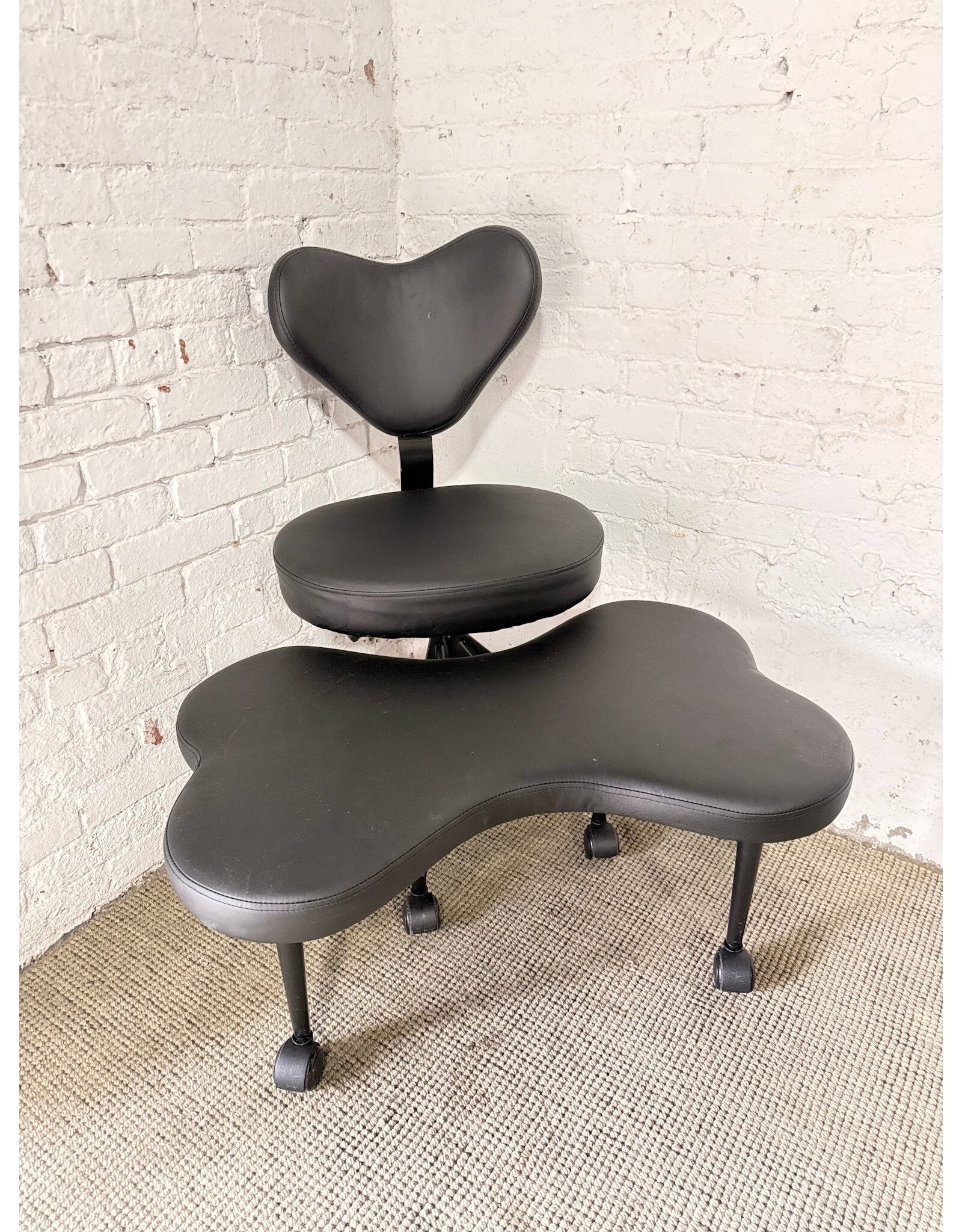 Pinmoco Ergonomic Cross-Legged Chair in Black