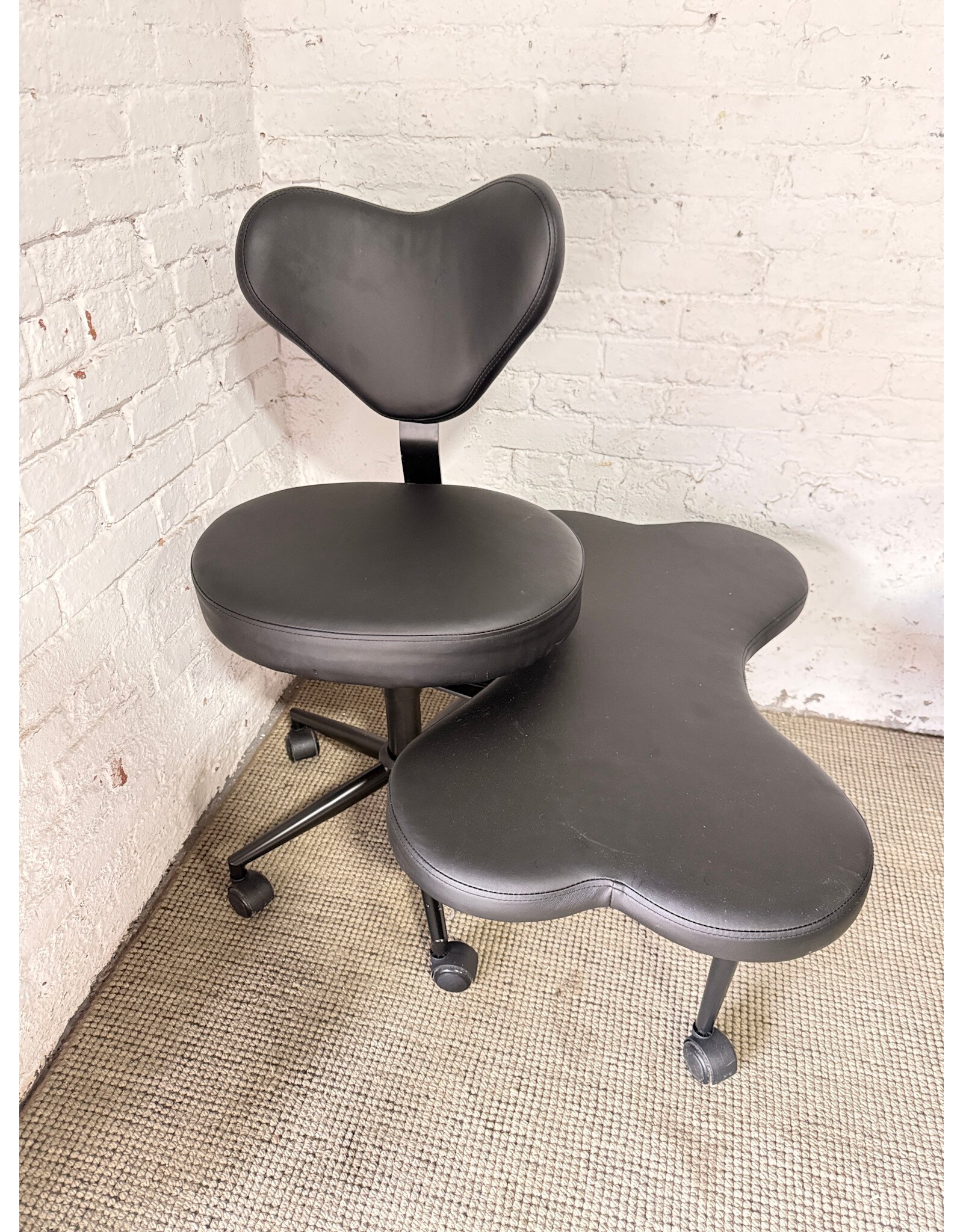 Pinmoco Ergonomic Cross-Legged Chair in Black