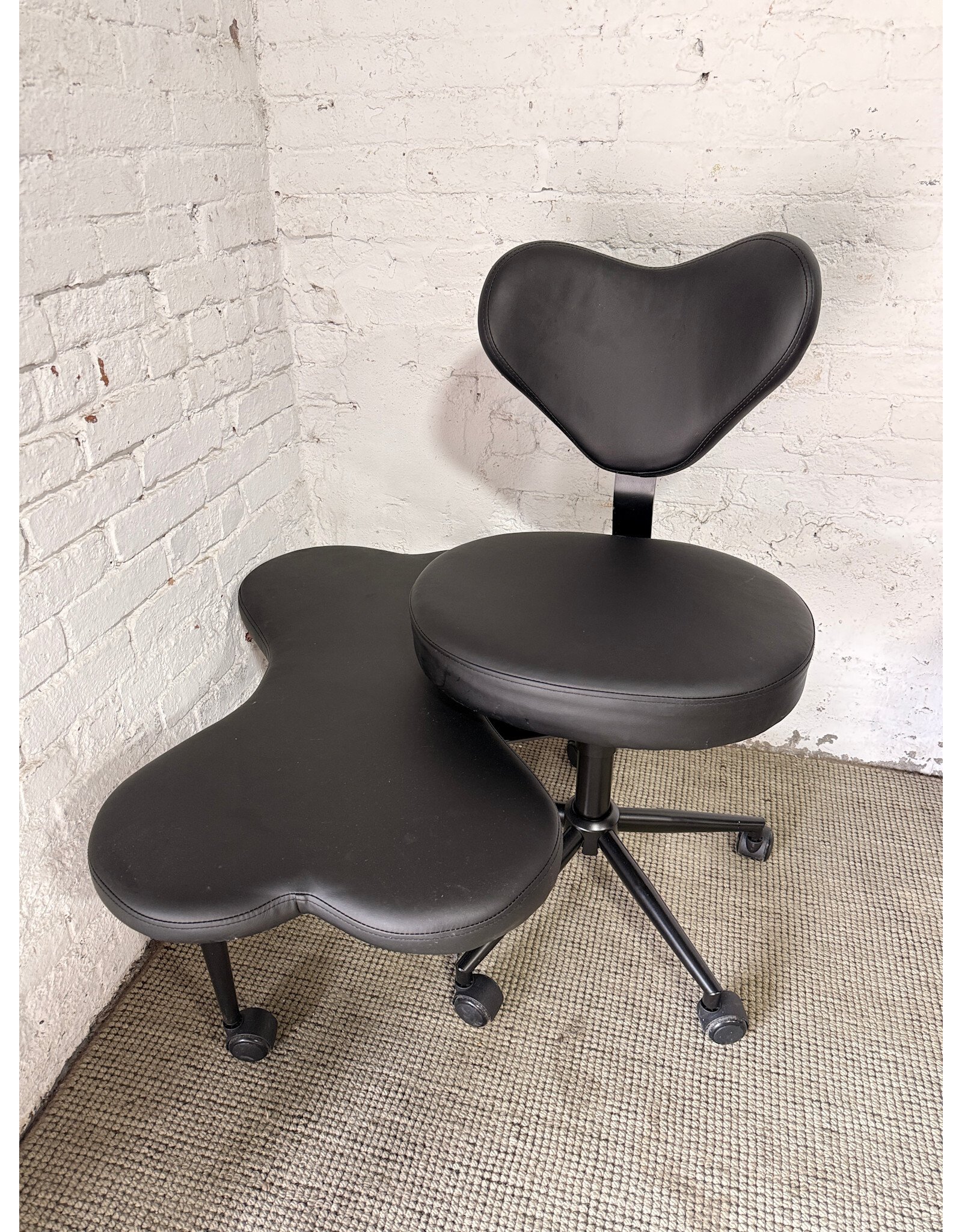 Pinmoco Ergonomic Cross-Legged Chair in Black